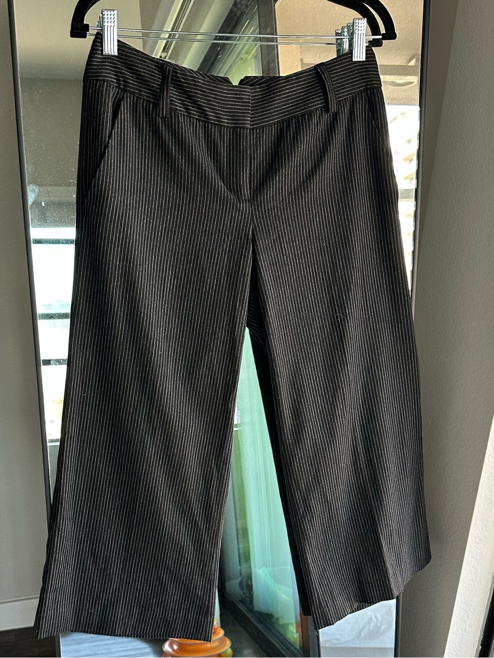 Express Women’s Black Pinstripe Wide-Leg Capri Pants Editor Size 4